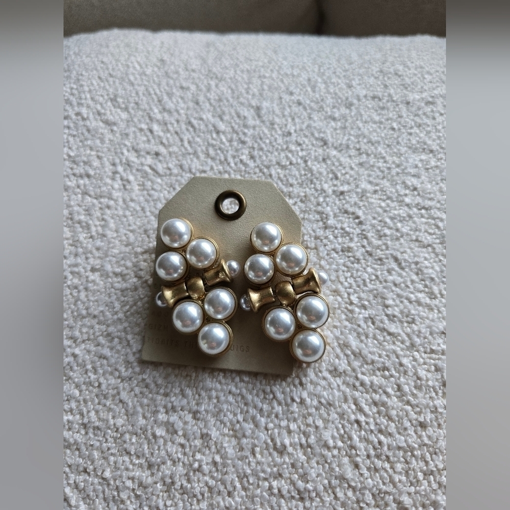 Anthropologie, Pearl Statement Earring, Pearl and Gold Tone -NWOT!